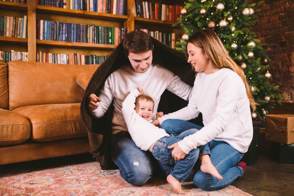 Tema Navidad Año Nuevo Familia Con Niño Pequeño Familia Tres — Foto de Stock