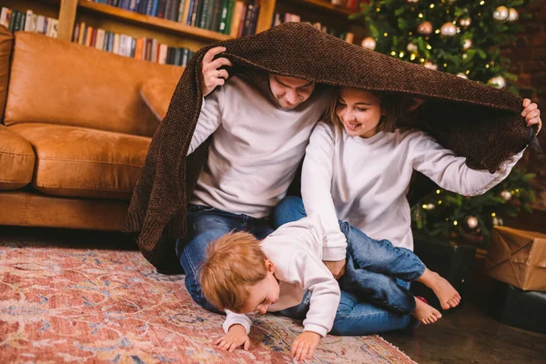 Varázslatos Karácsonyi Hangulat Kényelmes Otthonban Fiatal Család Gyermekkel Szeret Játszani — Stock Fotó