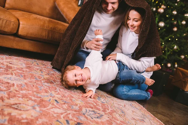 Noel Yeni Yıl Tatili Teması Küçük Çocuklu Aile Içinde Kişilik — Stok fotoğraf