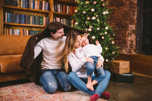 Karácsonyi Újévi Ünnepek Témája Kisgyermekes Családban Három Fős Család Takaróba — Stock Fotó
