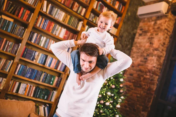 Boldog Fiatal Apa Fia Érezd Jól Magad Otthon Karácsonyfa Közelében — Stock Fotó