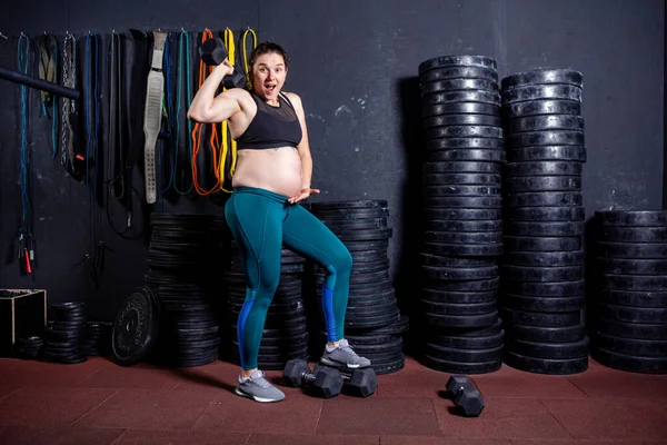 Mujer Embarazada Deportiva Muscular Posando Cerca Equipos Deportivos Gimnasio Atleta —  Fotos de Stock