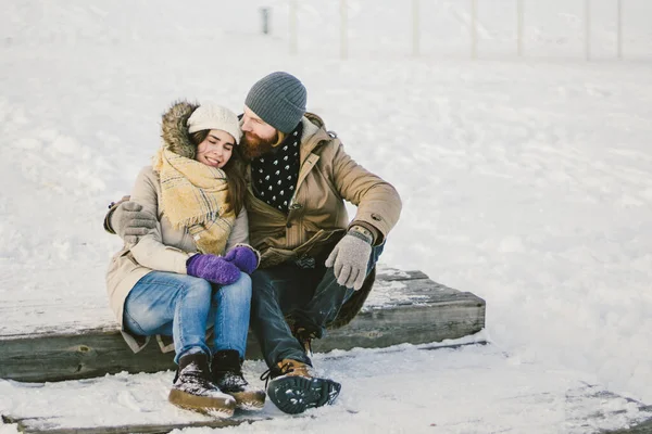 Älskande Par Ungdomar Man Med Ett Skägg Och Kaukasisk Kvinna — Stockfoto