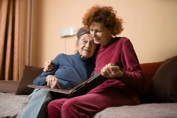 Donna Anziana Sua Figlia Adulta Guardando Album Foto Insieme Sul — Foto Stock