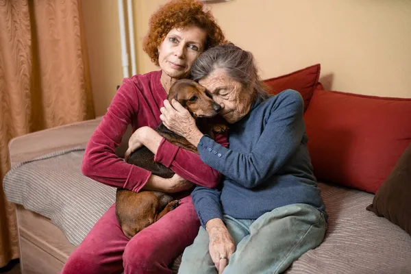 Mujer Adulta Cuida Madre Mayor Con Demencia Pasando Tiempo Casa —  Fotos de Stock