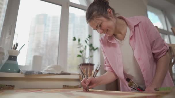 Artista femenina trabajando en el estudio. Espacio de trabajo creativo, clase de pintura, caballete con lienzo, terapia de arte. Inspiración, creatividad, talento, concepto artesanal. Artista interior del estudio. Personas, ocio y hobby — Vídeo de stock