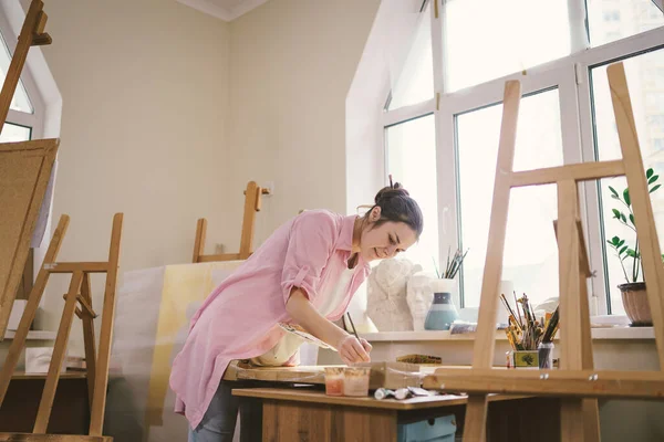 Female Artist Working Studio Creative Workspace Painting Class Easel Canvas — Stock Photo, Image