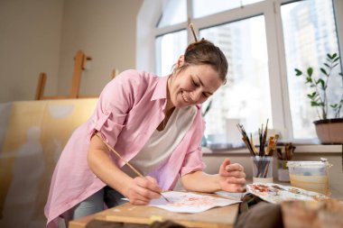 Stüdyoda çalışan kadın sanatçı. Yaratıcı çalışma alanı, resim dersi, tuval sehpası, sanat terapisi. İlham, yaratıcılık, yetenek, zanaat konsepti. Artist stüdyosu. İnsanlar, eğlence ve hobi.