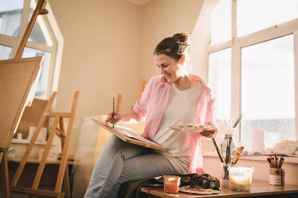 Artista Femenina Trabajando Estudio Espacio Trabajo Creativo Clase Pintura Caballete — Foto de Stock