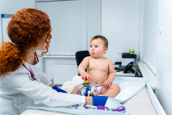 Pédiatre Offrant Des Soins Santé Son Bébé Patient Dans Bureau — Photo