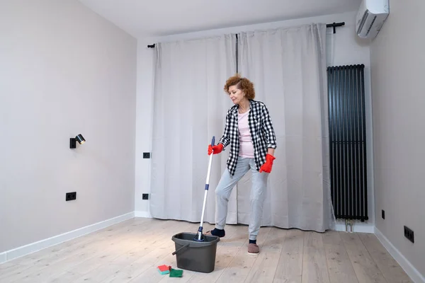 Jolly Excitada Mujer Madura Disfrutando Limpieza Casa Ella Bailando Mientras — Foto de Stock