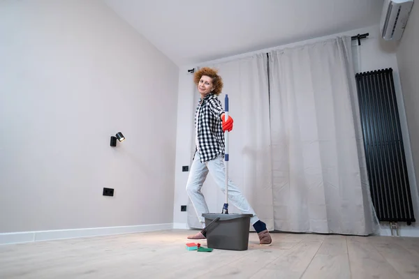 Jolly Excitada Mujer Madura Disfrutando Limpieza Casa Ella Bailando Mientras — Foto de Stock