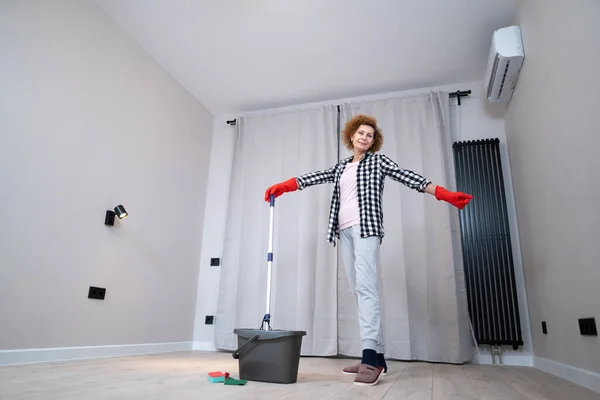 Jolly Excitada Mujer Madura Disfrutando Limpieza Casa Ella Bailando Mientras — Foto de Stock