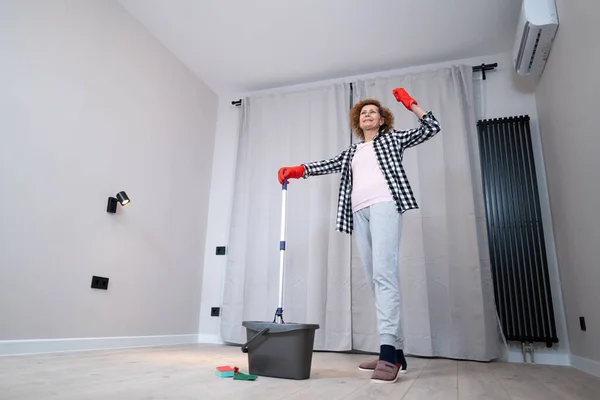 Mujer Madura Feliz Trapea Suelo Baila Canta Nuevo Apartamento Sin — Foto de Stock