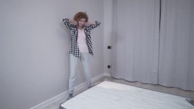 Konu yeni bir daireye taşınıyor ve rahat bir uyku için internetten yatak alıyor. Olgun kadın mutlu ve boş bir dairede yeni yatağı test ediyor. Köpük bir yatakta sağlıklı bir uyku.