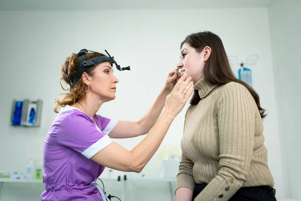 Médico Otorrinolaringólogo Examina Los Senos Nasales Paciente Con Instrumento Médico — Foto de Stock