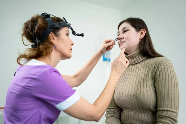 Femme Médecin Orl Examine Les Sinus Patient Avec Instrument Médical — Photo