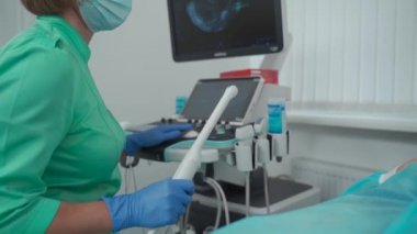 Jinekolog ofisi. Kadın doktor ultrason tarayıcısını çalıştırıyor. Pelvis iç organlarının transvajinal ultrason tarayıcısı. Kadın sağlığı konsepti. Teşhisler. Sonografi. Doğum Uzmanlığı