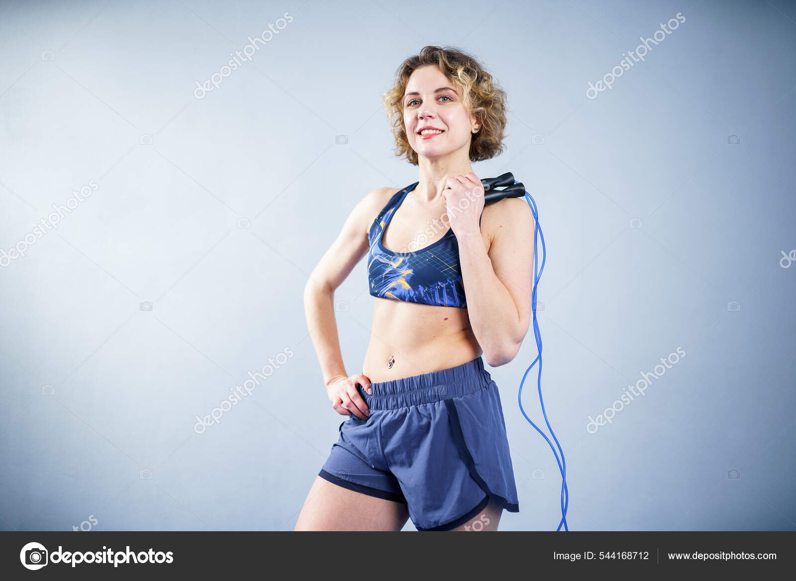 Mujer fitness positiva en ropa deportiva con saltar la cuerda en el estudio  mujer fitness en ropa deportiva