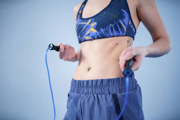 Una Deportista Sonriente Posando Con Una Cuerda Saltando Mujer Con — Foto de Stock