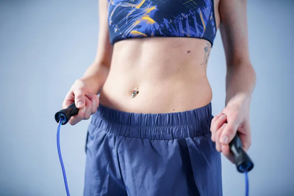 Mujer Forma Con Cuerda Salto Posando Gimnasio Ejercicios Deportivos Concepto — Foto de Stock