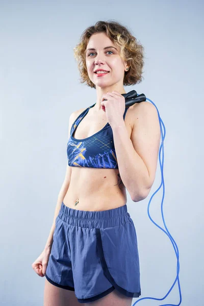Mulher Apta Com Corda Salto Posando Ginásio Esporte Exerce Conceito — Fotografia de Stock