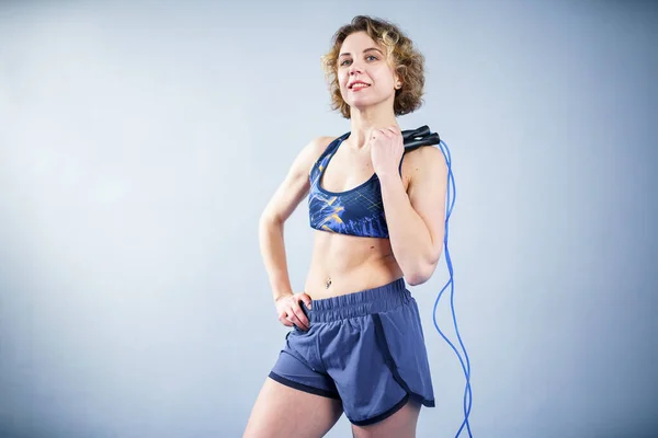 Mujer Forma Con Cuerda Salto Posando Gimnasio Ejercicios Deportivos Concepto —  Fotos de Stock