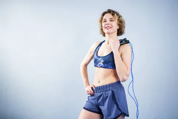 Desportista Sorridente Posando Com Uma Corda Pulando Mulher Com Corpo — Fotografia de Stock