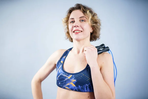 Una Deportista Sonriente Posando Con Una Cuerda Saltando Mujer Con — Foto de Stock