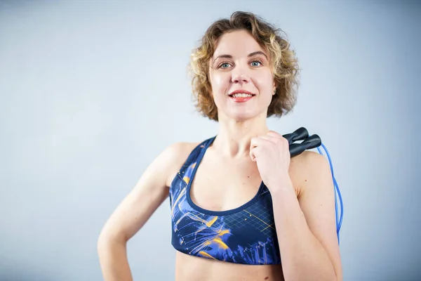 Una Deportista Sonriente Posando Con Una Cuerda Saltando Mujer Con — Foto de Stock