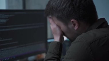 Yorgun, serbest programcı. Masada otururken gözlerini ve başını ovuşturup göz yorgunluğu çekiyor. Uzman, uzaktan çalışan, kuru göz sendromu olan, bilgisayardaki uzun çalışmalardan sonra yorgunluk çeken biri.
