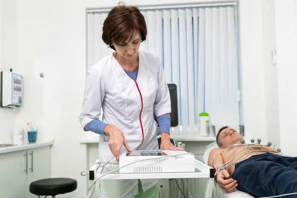 Cardiólogo Médico Realiza Procedimiento Electrocardiografía Hombre Acostado Sofá Hospital Prueba — Foto de Stock