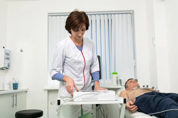 Equipo Médico Para Electrocardiograma Médicos Haciendo Pruebas Ecg Pacientes Varones — Foto de Stock