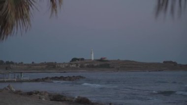 Paphos 'taki Akdeniz kıyısındaki eski deniz feneri. Pafos kıyı şeridinde ünlü bir yer. Akdeniz kıyısındaki Akdeniz kıyısındaki eski beyaz deniz feneri. Kiku Adası 'ndaki paphos şehrinde. Seyahat ve turizm