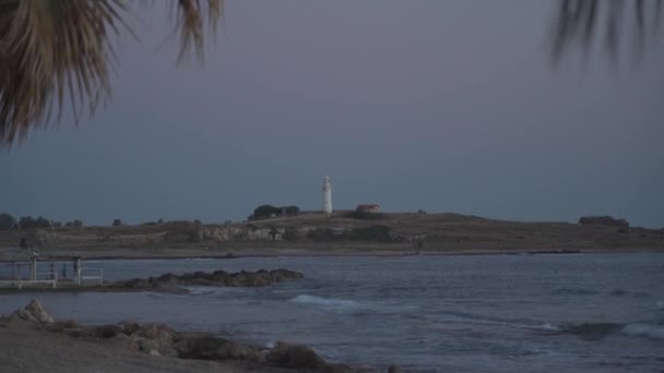 帕福斯地中海海岸的老灯塔帕福斯海岸线上有名的地方西普洛斯岛上帕福斯市的一座古老的白色灯塔，坐落在地中海上。旅行和旅游 — 图库视频影像