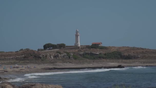 帕福斯地中海海岸的老灯塔帕福斯海岸线上有名的地方西普洛斯岛上帕福斯市的一座古老的白色灯塔，坐落在地中海上。旅行和旅游 — 图库视频影像