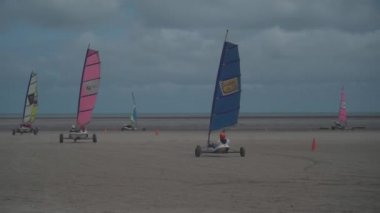 20 Ağustos 2021 Fransa, Saint-Malo. Kuzey Fransa 'nın Brittany bölgesindeki okyanus kıyısındaki sahilde yüzen yatlar yarışıyor.. 