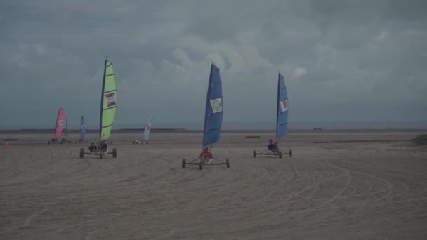 2021. augusztus 20. Franciaország, Saint-Malo. Szárazföldi vitorlás jachtok verseny a strandon, közel az óceán a Bretagne régió Észak-Franciaországban. — Stock videók