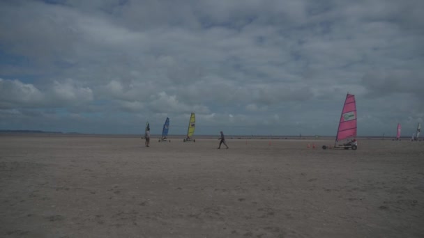 20 augustus 2021 Frankrijk, Saint-Malo. Land zeiljachten race op het strand in de buurt van de oceaan in de Bretagne regio van Noord-Frankrijk. — Stockvideo