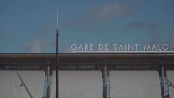 17 augusti 2021. Frankrike. Sankt Malo. Järnvägsstationen i Saint Malo i norra Frankrike, Bretagne i soligt sommarväder. Terminal Gare de Saint Malo centralstation — Stockvideo
