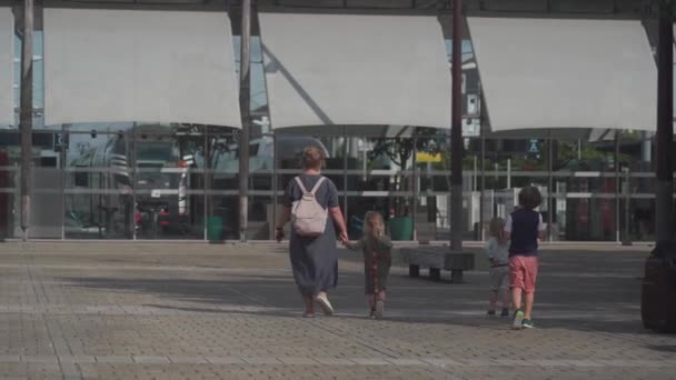 17 augusti 2021. Frankrike. Sankt Malo. Järnvägsstationen i Saint Malo i norra Frankrike, Bretagne i soligt sommarväder. Terminal Gare de Saint Malo centralstation — Stockvideo