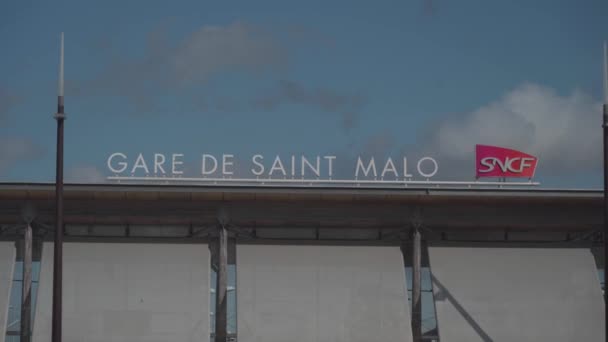 17 augustus 2021. Frankrijk. Sint Malo. Het treinstation in Saint Malo in Noord-Frankrijk, Bretagne regio bij zonnig zomerweer. Terminal Gare de Saint Malo centraal station — Stockvideo