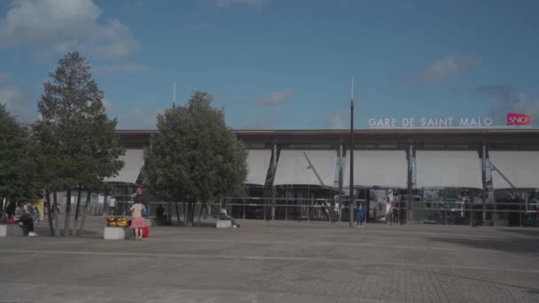 2021. augusztus 17. Franciaországba. Szent Malo. A vasútállomás Saint Malo Észak-Franciaországban, Bretagne régióban napsütéses nyári időjárás. Terminal Gare de Saint Malo főpályaudvar — Stock videók