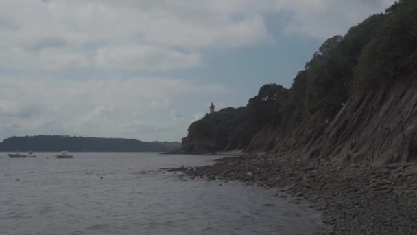 Phare Du Portzic deniz feneri ve Fransa 'nın Brest kentindeki okyanusun kayalık kıyısı. — Stok video