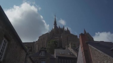 Mont Saint-Michel Adası kalesi. Tarihi bir eser olarak tanınan UNESCO Dünya Mirası Alanı.