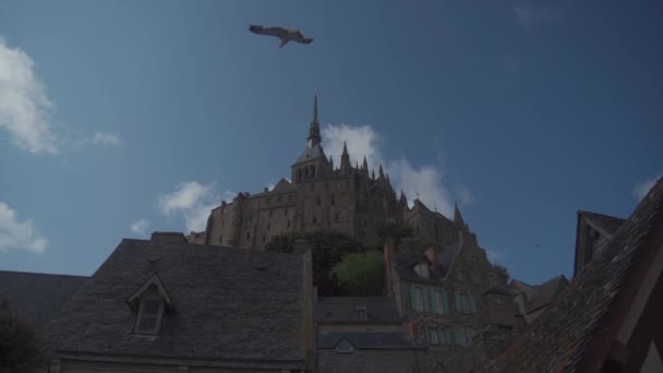 Mont Saint-Michel 'i çevreleyen ortaçağ binalarının çatıları ve cepheleri. Antik Mont Saint Michel kalesi ve ortaçağ evleri, Normandiya, Fransa — Stok video