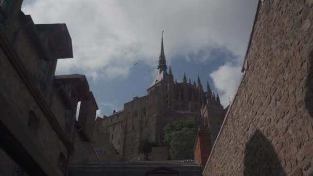 La abadía medieval del Mont Saint-Michel. Detalles de los templos dentro de la ciudad en la isla. Normandía. Francia . — Vídeo de stock