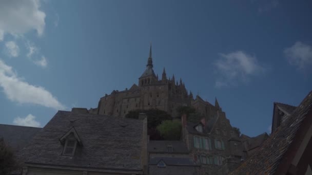 Vista del Mont-Saint-Michel, una famosa abadía en Normandía, Francia. Patrimonio Mundial de la UNESCO. — Vídeos de Stock