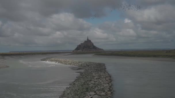 Die Insel Mont Saint-Michel, Mount Saint Michael ist eine kleine felsige Insel, die in der Normandie an der Nordwestküste Frankreichs zu einer Festung wurde.. — Stockvideo