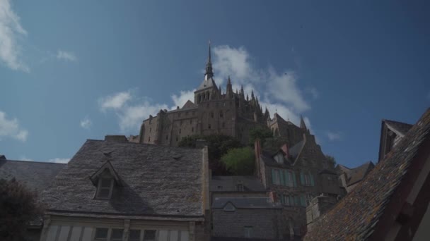 La abadía medieval del Mont Saint-Michel. Detalles de los templos dentro de la ciudad en la isla. Normandía. Francia . — Vídeos de Stock